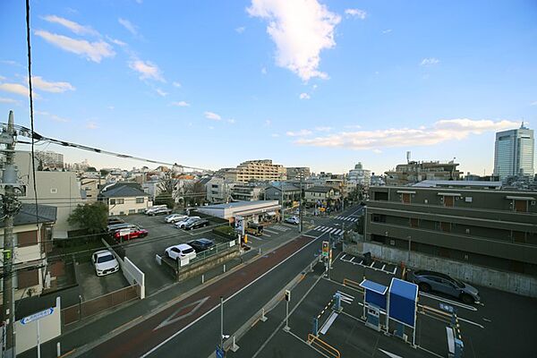 4階部分の南向きの角部屋のため陽当り良好となっております♪