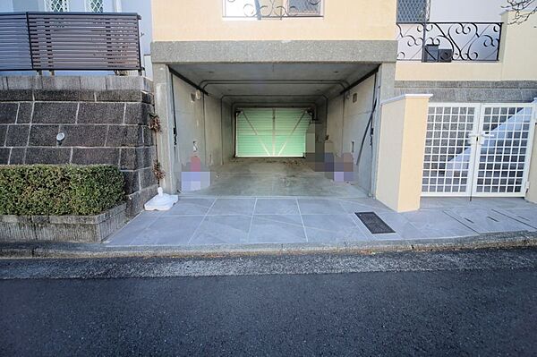 地下車庫付き！　車やバイクを雨風から守れますね♪