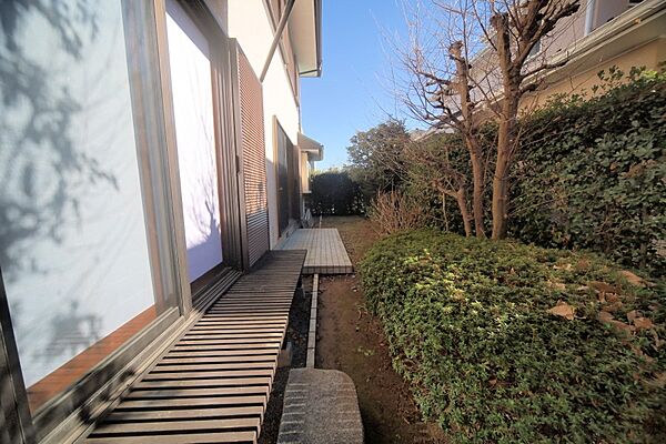掃出し窓から出られる、お庭スペースがございます♪