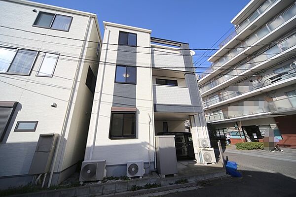 3階建ての3ＬＤＫとなっております♪周りは平坦地です。