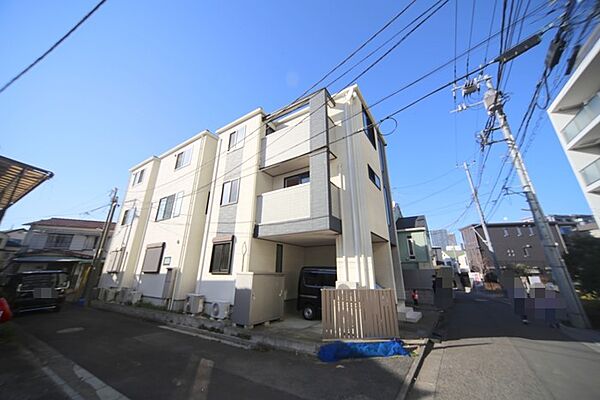 東南角地に面し、陽当り風通し良好となっております♪