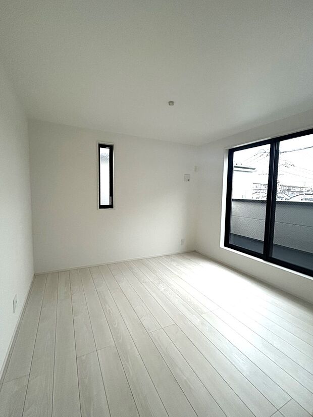 バルコニーに面した、洋室6.3帖となっております♪