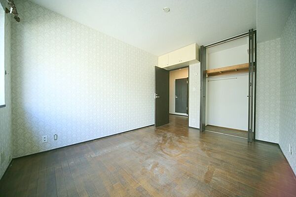 クローゼット付きの洋室でございます♪