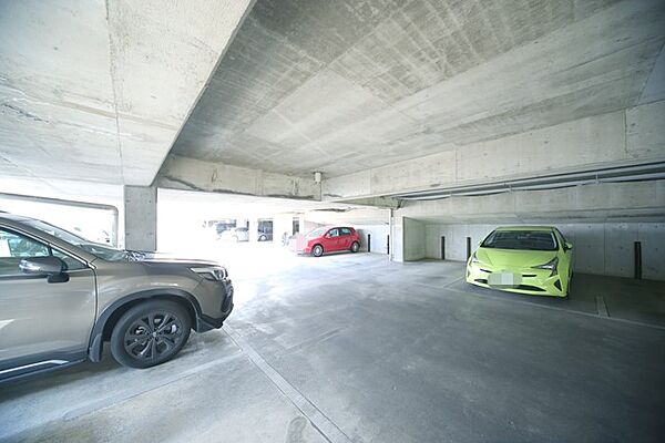 敷地内駐車場です（空き状況はお問い合わせ下さいませ。）
