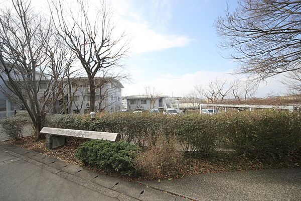 マンションの敷地内には、植栽が施されております♪