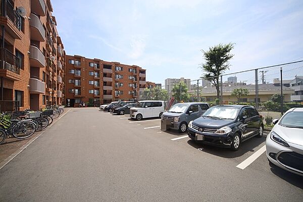 敷地内駐車場です（空き状況はお問い合わせ下さいませ。）