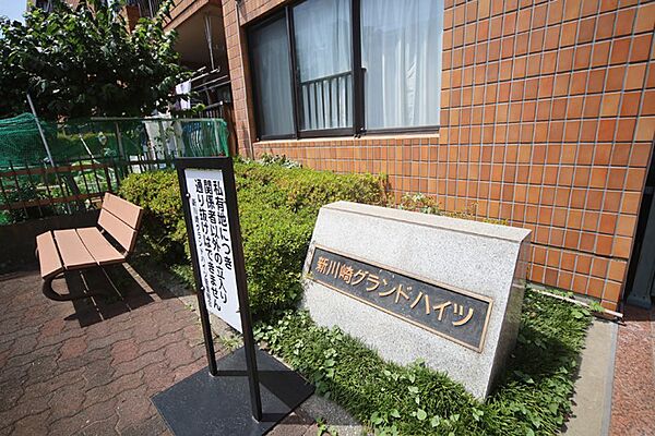 植え込みなどの有る、共用スペースとなっております♪