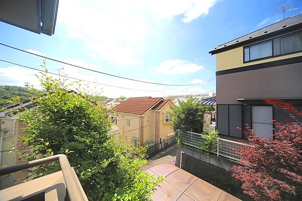 周辺は緑豊かで、閑静な住宅地となっております♪