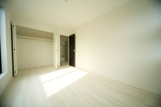 ワイドバルコニーに面した、洋室6.75帖となっております♪