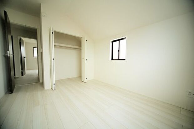 クロゼットの有る、洋室5.75帖となっております♪