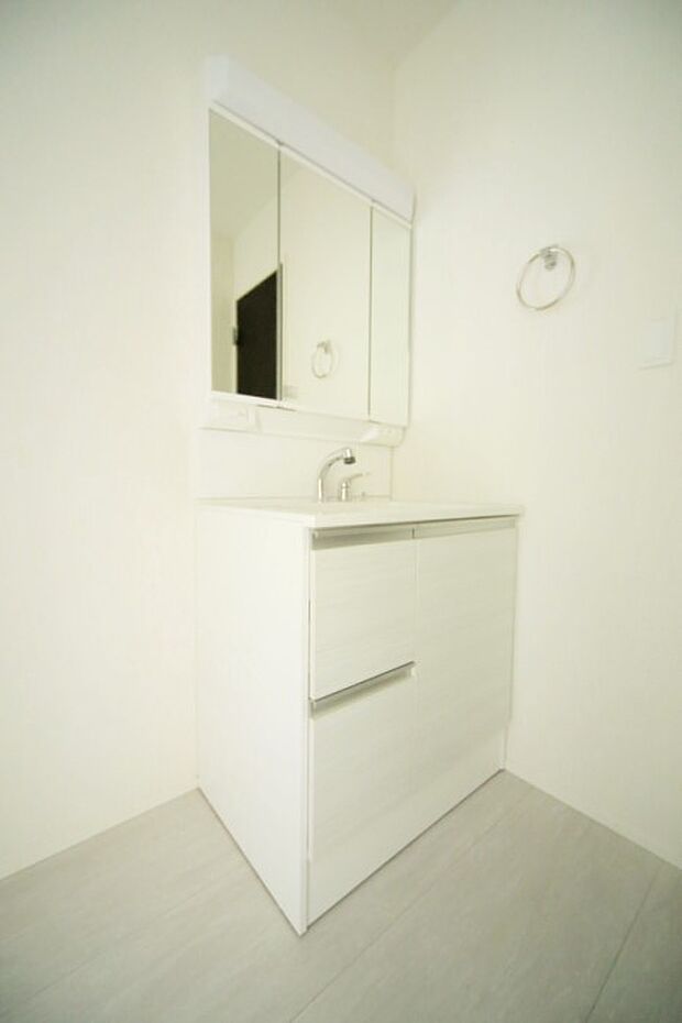 三面鏡のシャンプードレッサーで、お出かけ前の身支度もスムーズに♪