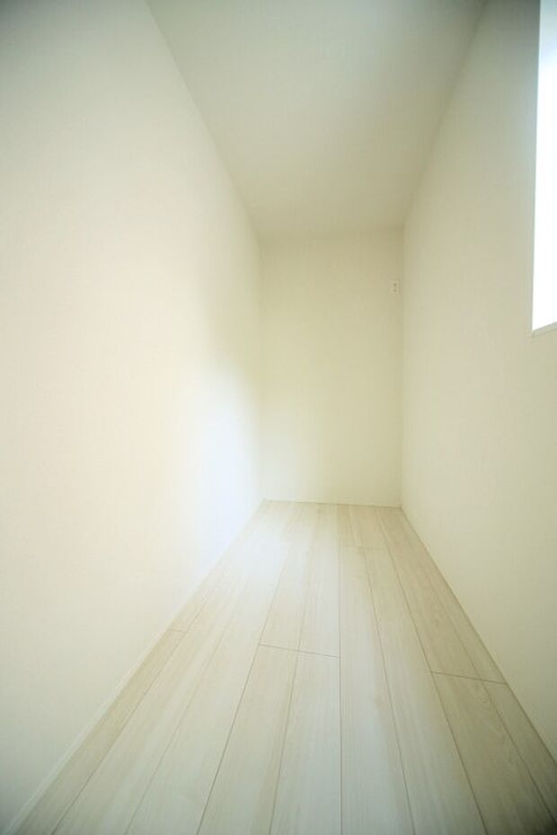 キッチンの奥には、パントリーとして使えそうな納戸がございます♪