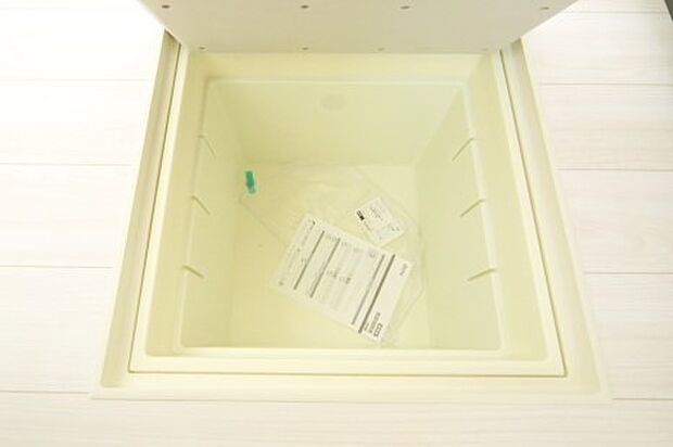 調味料などのストックに便利な、床下収納がございます♪