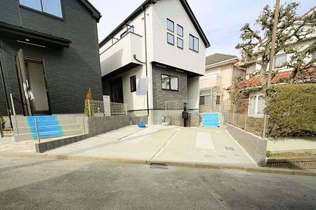 カースペース2台! 道路とフラットですので、車庫入れがしやすいですね♪