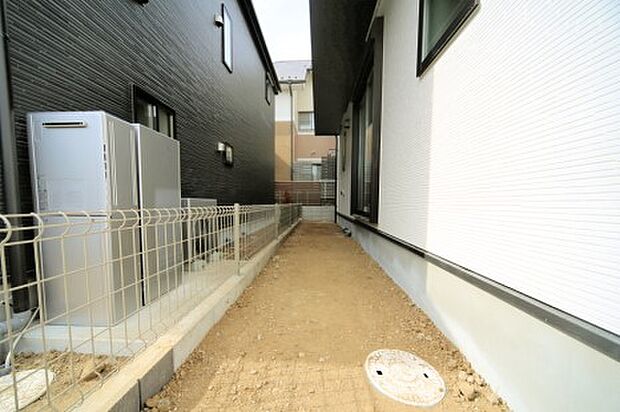 リビングの掃き出し窓から出入りできる、お庭スペースがございます♪