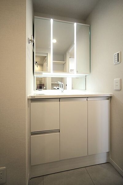 三面鏡のシャンプードレッサーで、お出かけ前の身支度もスムーズに♪