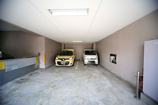 駐車場月額15000円～17000円（空き状況はお問い合わせ下さいませ。）