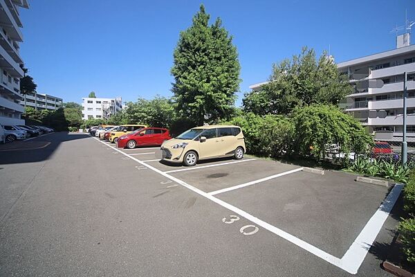 平置駐車場1区画付きの住戸です♪