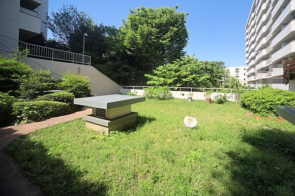 マンションの敷地内には、植栽が施されております♪