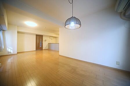 明るい光が差し込む、心地のよいリビングでございます♪