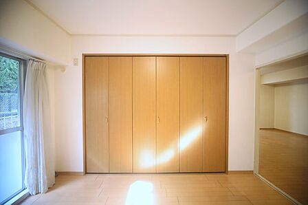 衣類がたっぷり収納できそうな、クロゼットです♪
