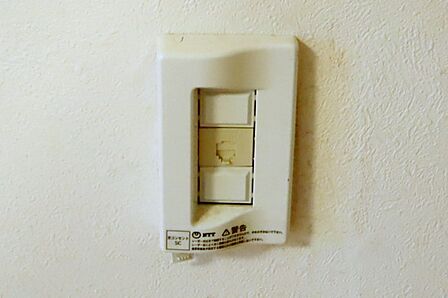 壁面には光ファイバーケーブルジャックがございます。