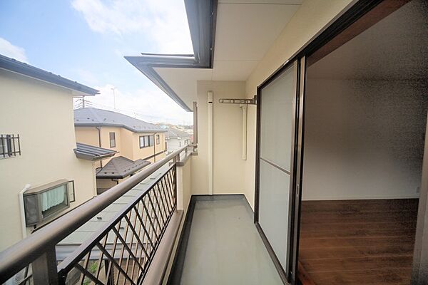 お洗濯物が良く乾きそうな、南西向きのバルコニーです♪