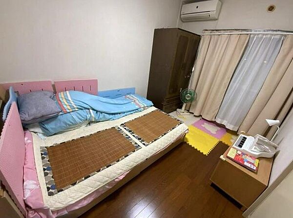 約6帖の洋室は、主寝室にいかがでしょう♪