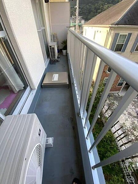 お洗濯物が良く乾きそうな、南西向きのワイドバルコニーです♪