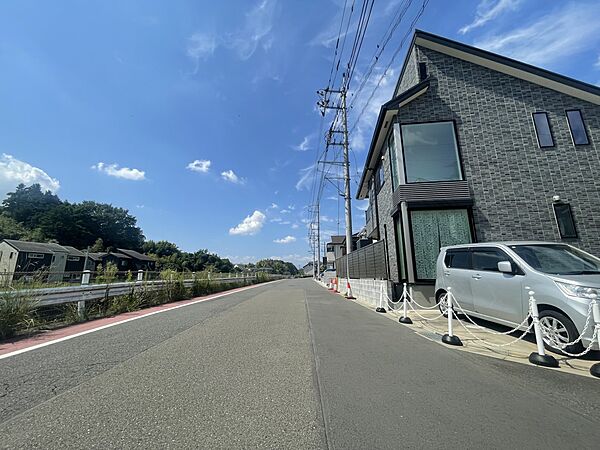 東側公道約5Ｍと南側公道約7．3Ｍの、東南角地に面す♪