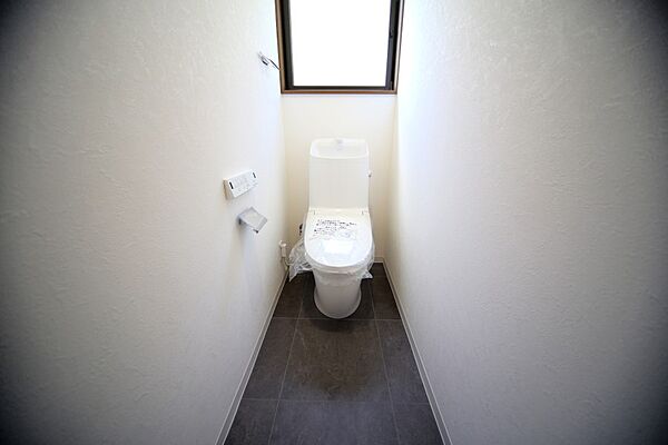 温水洗浄便座付きのトイレで、いつも快適にご利用になれます♪