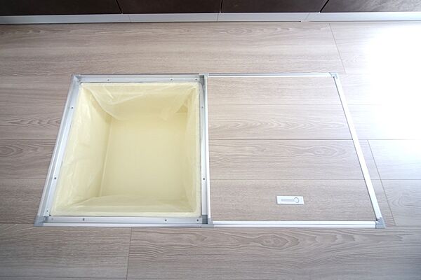 調味料などのストックに便利な、床下収納がございます♪