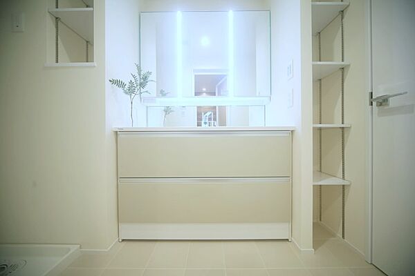 三面鏡のシャンプードレッサーで、お出かけ前の身支度もスムーズに♪