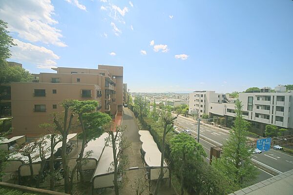 3階部分の南向きの角部屋のため陽当り良好となっております♪