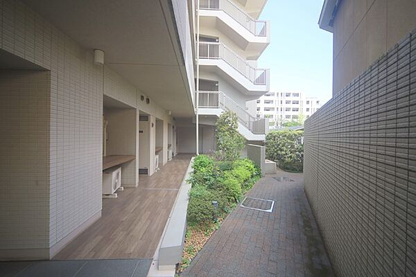 マンションの敷地内には、植栽が施されております♪