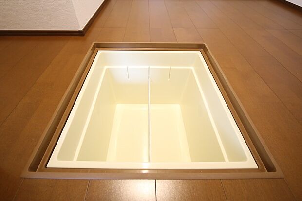 調味料などのストックに便利な、床下収納がございます♪
