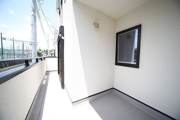お洗濯物が良く乾きそうな、南西向きのワイドバルコニーです♪