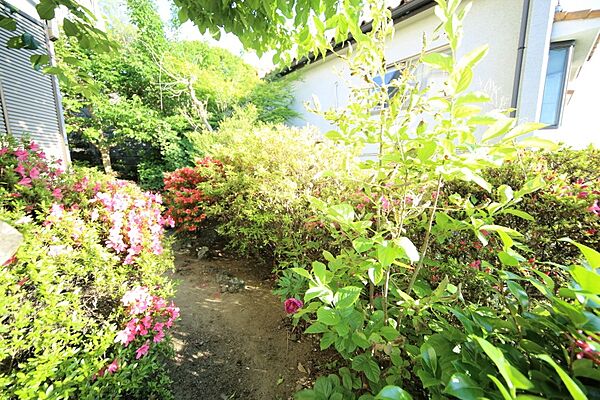 広いお庭がございますので、ガーデニング等いかがでしょうか♪