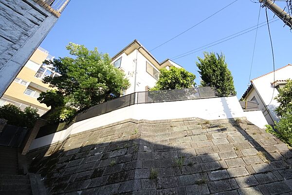 前面道路は交通量も少なく、閑静な住宅街で落ち着ける立地です！