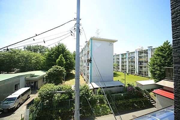 周辺は第1種中高層住居専用地域で、閑静な住環境となっております♪