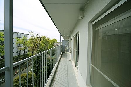 お洗濯物が良く乾きそうな、南向きのワイドバルコニーです♪