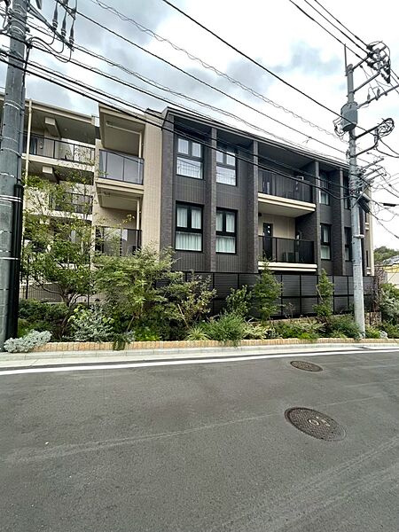 2025年5月築です！　総戸数は74戸となっております♪