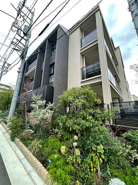マンションの敷地内には、植栽が施されております♪