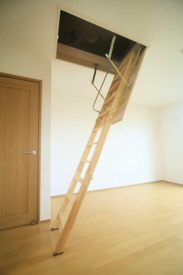 普段使わない物の片付けに便利な、屋根裏収納がございます♪