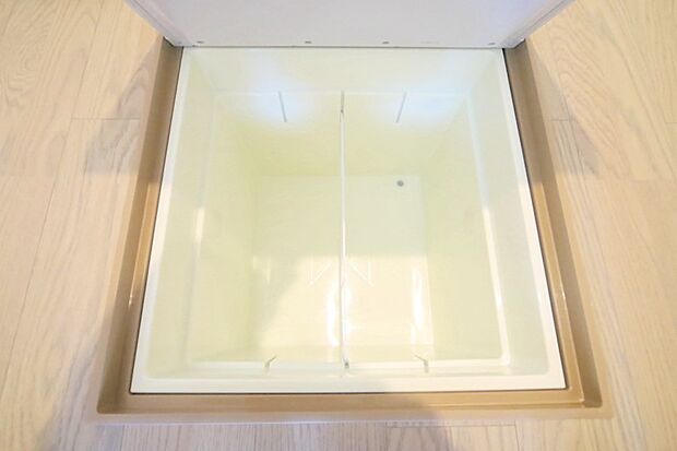 詰め替えなどのストックに便利な、床下収納がございます。