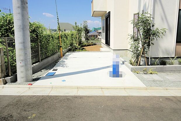 前面道路は交通量が少なく、落ち着いて車庫入れができそうです♪