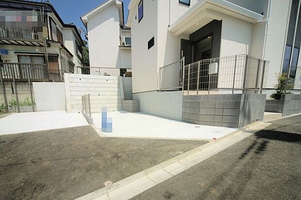 前面道路は交通量が少なく、落ち着いて車庫入れができそうです♪