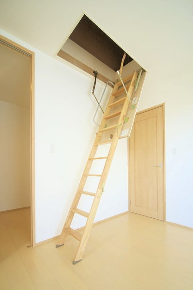 普段使わない物の片付けに便利な、屋根裏収納がございます♪