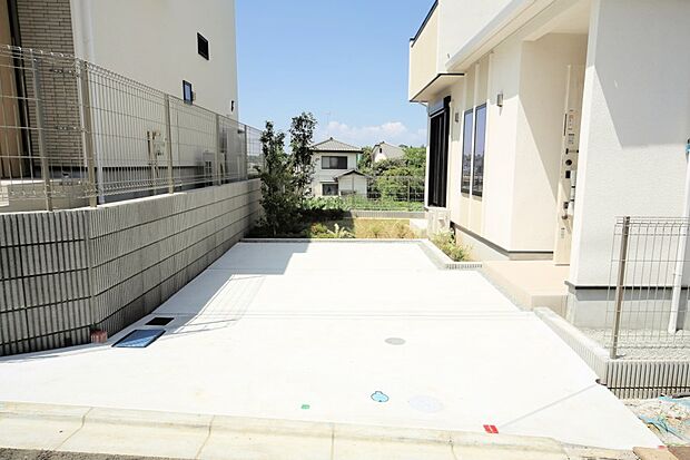 前面道路は交通量が少なく、落ち着いて車庫入れができそうです♪