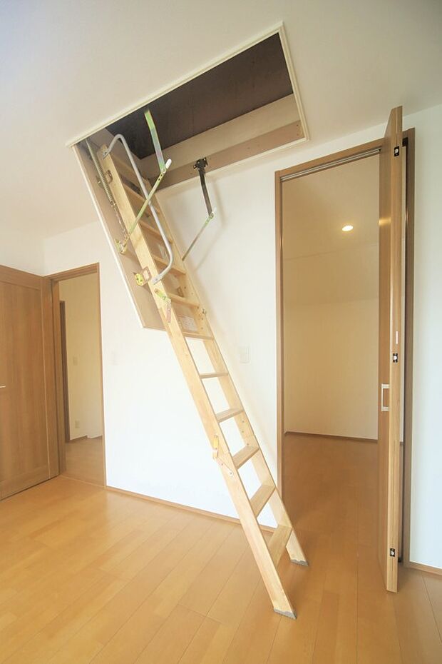 普段使わない物の片付けに便利な、屋根裏収納がございます♪